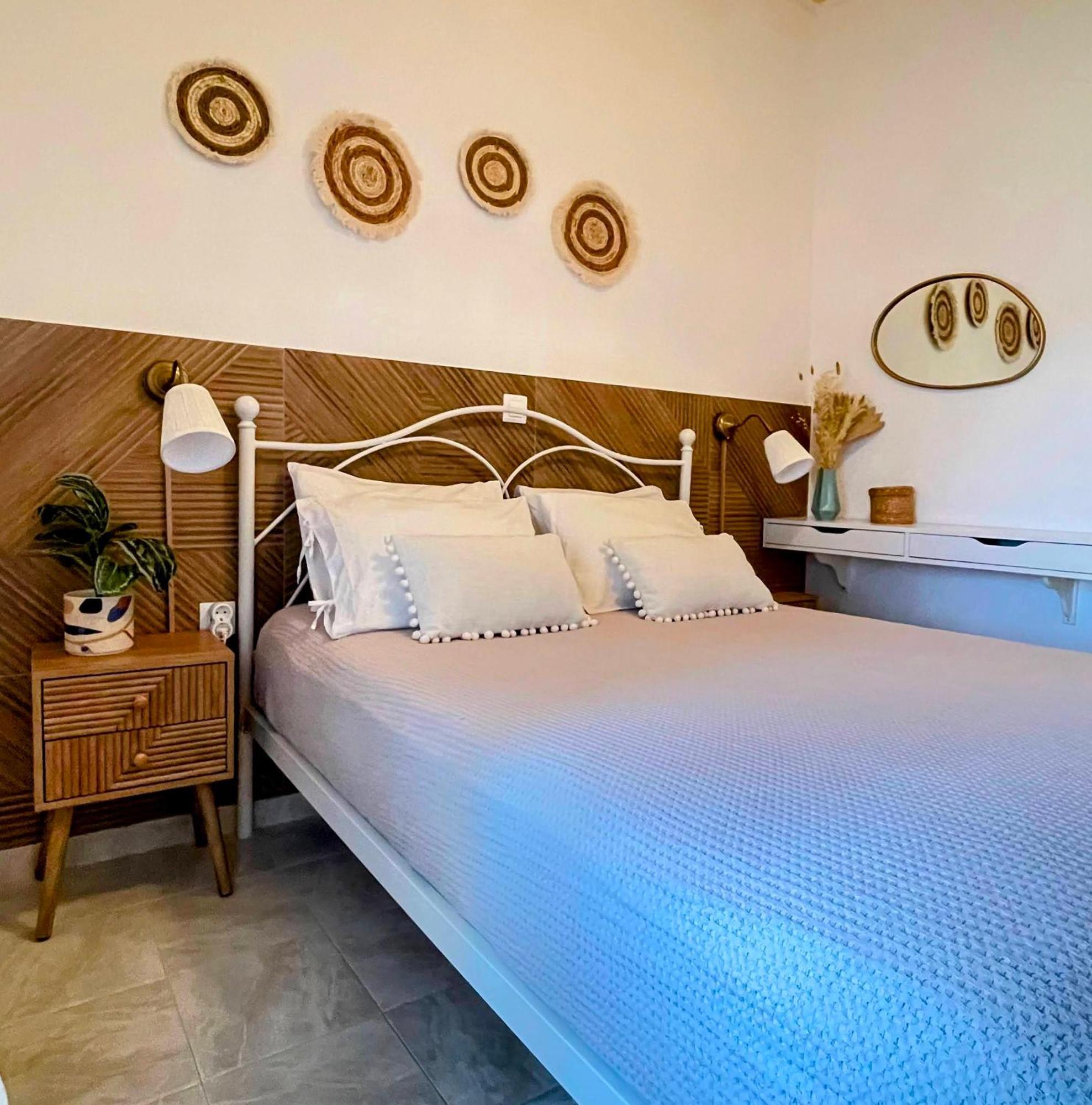 Mesogitonia House